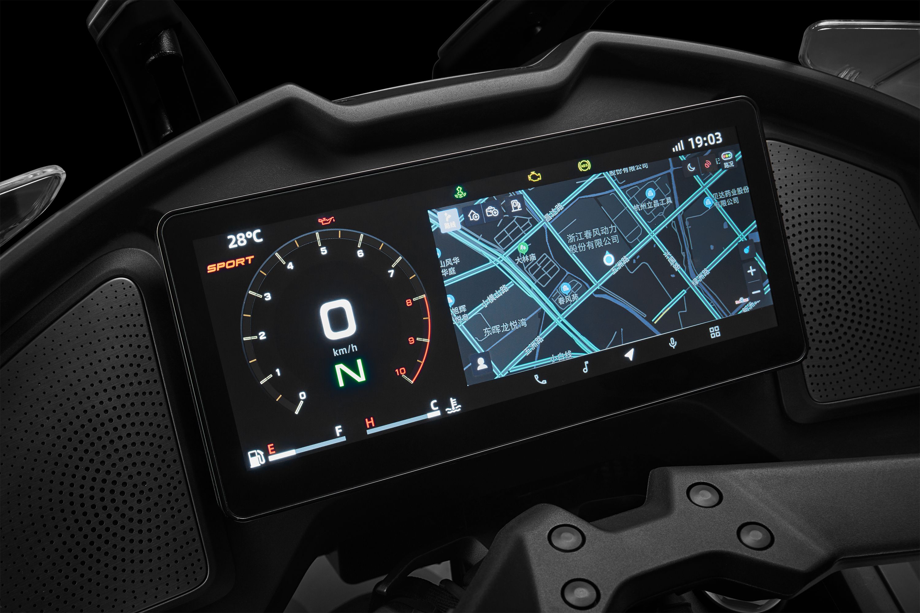 Mounted landscape colour display, speedometer, tachometer, neutral indicator, Chinese navigation map and speaker grilles are visible.