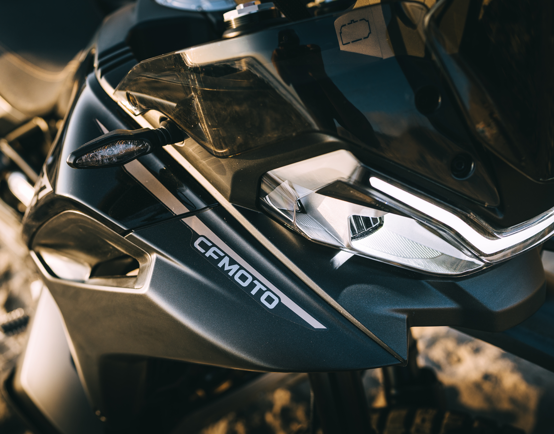 Headlight assembly, front indicator, front fairing and the lower windscreen are clearly visible.