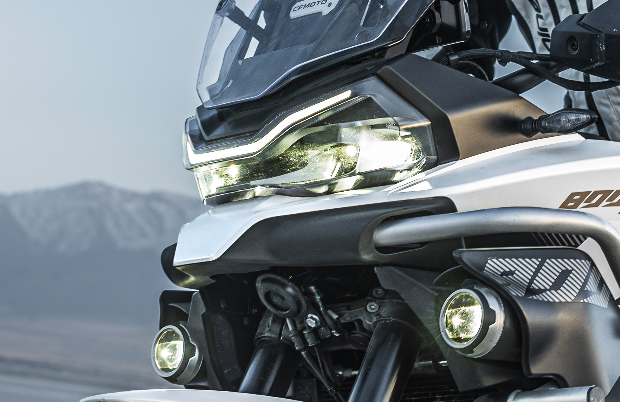 800MT ES LED headlamp, running light and auxiliary lights